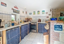 Ensemble en pierres maison et grange au calme 