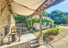 Ensemble en pierres maison et grange au calme 
