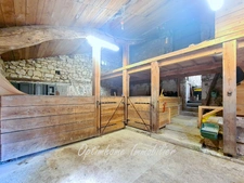 Ensemble en pierres maison et grange au calme 