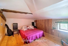 Ensemble en pierres maison et grange au calme 