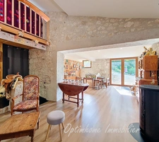 Ensemble en pierres maison et grange au calme 