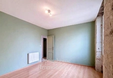 Ensemble immobilier avec maison à restaurer et deux appartements