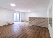 Ensemble immobilier avec maison à restaurer et deux appartements