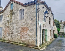 Ensemble immobilier avec maison à restaurer et deux appartements