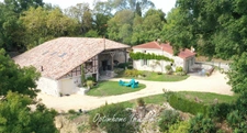 Ensemble en pierres maison et grange au calme 