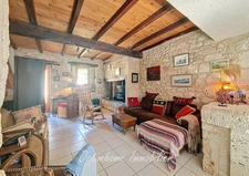 Ensemble en pierres maison et grange au calme 