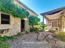 Ensemble en pierres maison et grange au calme 