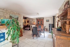 Ensemble en pierres maison et grange au calme 