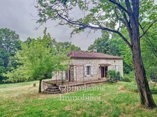  Maison de charme à la campagne avec terrain arboré et dépendance en pierre