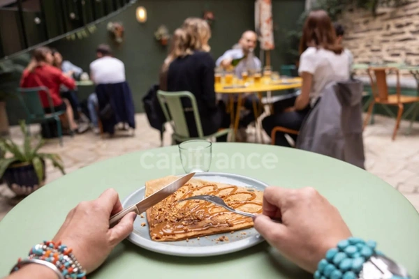 Finistère Nord – Crêperie clé en main avec logement à l'étage, clientèle en place et beau potentiel près du littoral.