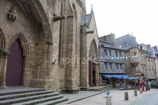 Emplacement n°1 au cœur de Guingamp : Place du Centre, local commercial fonctionnel et visible d’environ 80 m² avec vitrine, réserve et cave.
