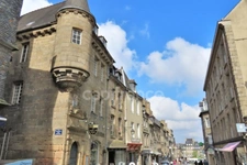Emplacement n°1 au cœur de Guingamp : Place du Centre, local commercial fonctionnel et visible d’environ 80 m² avec vitrine, réserve et cave.