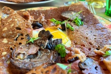 North Finistère – Turnkey crêperie with upstairs accommodation, established clientele and great potential near the coast.