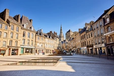 Emplacement n°1 au cœur de Guingamp : Place du Centre, local commercial fonctionnel et visible d’environ 80 m² avec vitrine, réserve et cave.
