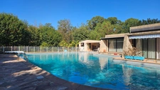 HYÈRES – PROPERTY ON OVER 1 HECTARE – SINGLE-STOREY MAIN HOUSE, SWIMMING POOL AND OUTBUILDINGS 