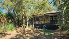 HYÈRES – PROPERTY ON OVER 1 HECTARE – SINGLE-STOREY MAIN HOUSE, SWIMMING POOL AND OUTBUILDINGS 