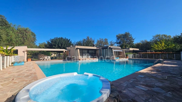 HYÈRES – PROPRIÉTÉ  SUR PLUS D'1 HECTARE – MAISON PRINCIPALE DE PLAIN-PIED, PISCINE ET ENSEMBLE BÂTI 