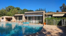 HYÈRES – PROPERTY ON OVER 1 HECTARE – SINGLE-STOREY MAIN HOUSE, SWIMMING POOL AND OUTBUILDINGS 