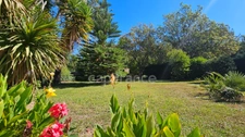 HYÈRES – PROPERTY ON OVER 1 HECTARE – SINGLE-STOREY MAIN HOUSE, SWIMMING POOL AND OUTBUILDINGS 