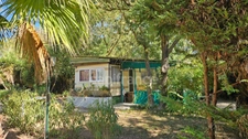 HYÈRES – PROPERTY ON OVER 1 HECTARE – SINGLE-STOREY MAIN HOUSE, SWIMMING POOL AND OUTBUILDINGS 