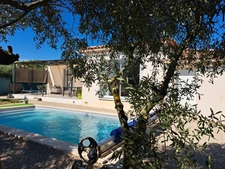 (VAR 83)  Tavernes - Villa de 2018 plain-pied 93m²+ garage 25m²/794m² de terrain clos et arboré avec piscine