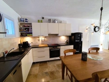 In a tourist residence with swimming pool and tennis court, very pretty villa of 103m² in NANS LES PINS (83) with 400m² garden and parking spaces