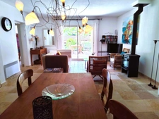 In a tourist residence with swimming pool and tennis court, very pretty villa of 103m² in NANS LES PINS (83) with 400m² garden and parking spaces