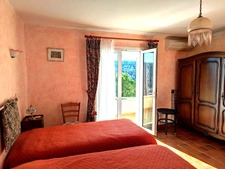 VAR (83) VINS SUR CARAMY, Magnifique Villa de charme de 163m² + studio 20m²et dépendances/1939m²avec piscine 