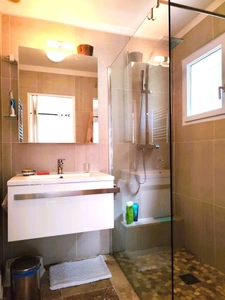 In a tourist residence with swimming pool and tennis court, very pretty villa of 103m² in NANS LES PINS (83) with 400m² garden and parking spaces