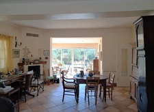 VAR (83) BAGNOLS-en-FORÊT Villa individuelle plain pied de 110m² habitables + dépendance / 1850m² clos avec piscine 