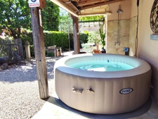 In a tourist residence with swimming pool and tennis court, very pretty villa of 103m² in NANS LES PINS (83) with 400m² garden and parking spaces