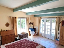VAR (83) BAGNOLS-en-FORÊT Villa individuelle plain pied de 110m² habitables + dépendance / 1850m² clos avec piscine 