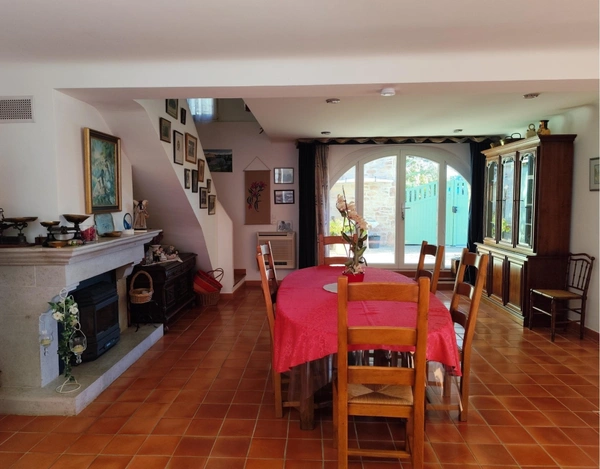 VAR (83) VINS SUR CARAMY, Superbe Villa de 163m² hab + studio 20m² et dépendances/ 1939m²avec piscine couverte