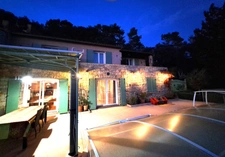 VAR (83) VINS SUR CARAMY, Magnifique Villa de charme de 163m² + studio 20m²et dépendances/1939m²avec piscine 