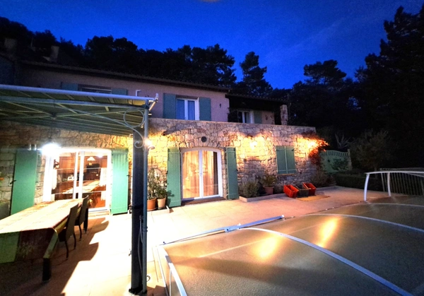 VAR (83) VINS SUR CARAMY, Magnifique Villa de charme de 163m² + studio 20m²et dépendances/1939m²avec piscine 