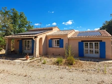 VAR (83) BAGNOLS-en-FORÊT Villa individuelle plain pied de 110m² habitables + dépendance / 1850m² clos avec piscine 