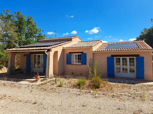 VAR (83) BAGNOLS-en-FORÊT Villa individuelle plain pied de 110m² habitables + dépendance / 1850m² clos avec piscine 