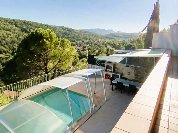 VAR (83) VINS SUR CARAMY, Magnifique Villa de charme de 163m² + studio 20m²et dépendances/1939m²avec piscine 