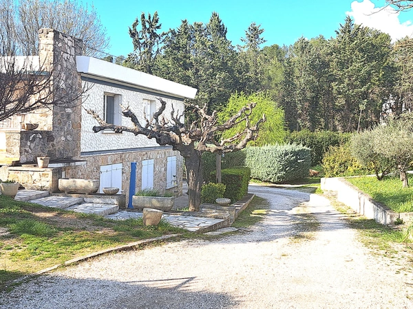TRETS (13) A SAISIR Villa jumelée 8 Pièces 273m² habitables  +garage 46m² /2054m² clos.