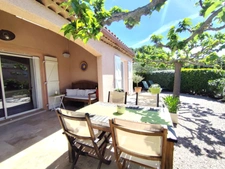 In a tourist residence with swimming pool and tennis court, very pretty villa of 103m² in NANS LES PINS (83) with 400m² garden and parking spaces