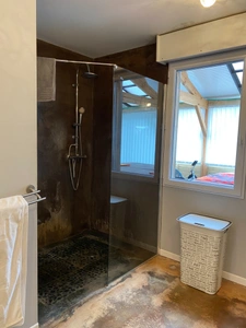 Belle maison en bois et son gîte, situation idéale !
