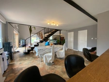 Belle maison en bois et son gîte, situation idéale !