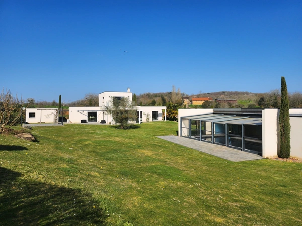 Magnifique maison moderne avec piscine intérieure et SPA.