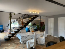 Belle maison en bois et son gîte, situation idéale !