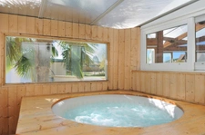 Belle maison en bois et son gîte, situation idéale !