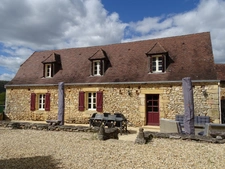 Ensemble immobilier : Maison en pierre et son gîte St Léon sur Vézère