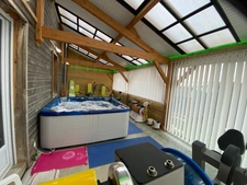 Belle maison en bois et son gîte, situation idéale !