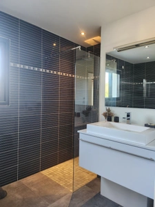 Magnifique maison moderne avec piscine intérieure et SPA.