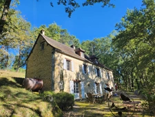 Maison en pierres, au milieu de ses 4,3 hectares
