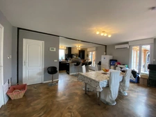 Belle maison en bois et son gîte, situation idéale !